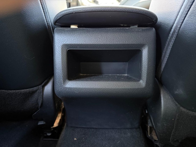 Toyota Camry Vehicle Full-screen Gallery Image 17