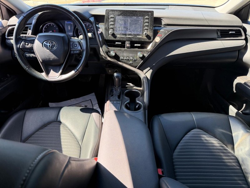 Toyota Camry Vehicle Full-screen Gallery Image 18
