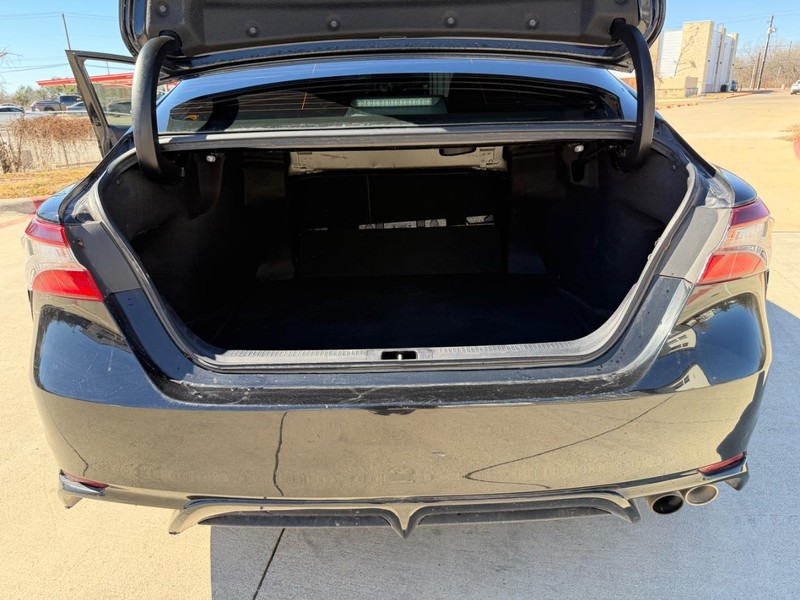 Toyota Camry Vehicle Full-screen Gallery Image 19