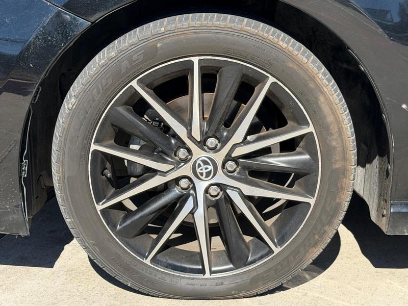 Toyota Camry Vehicle Full-screen Gallery Image 20