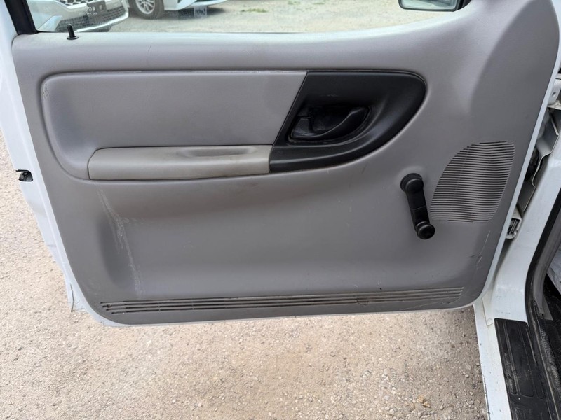 Mazda B-Series 2WD Truck Vehicle Full-screen Gallery Image 09
