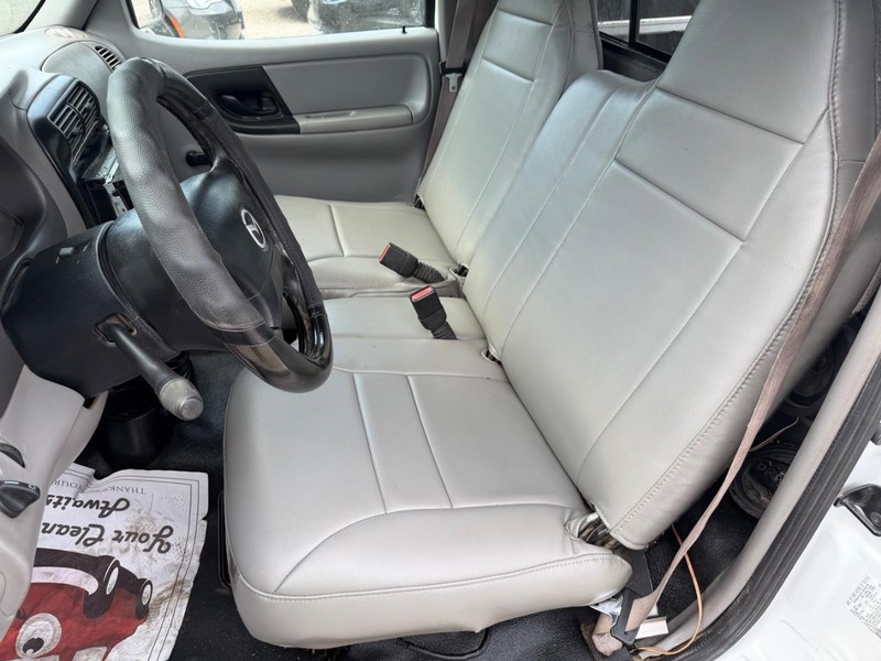 Mazda B-Series 2WD Truck Vehicle Full-screen Gallery Image 11