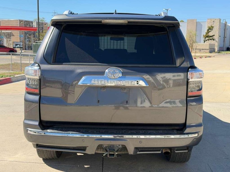 Toyota 4Runner Vehicle Full-screen Gallery Image 05