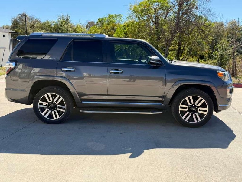 Toyota 4Runner Vehicle Full-screen Gallery Image 07