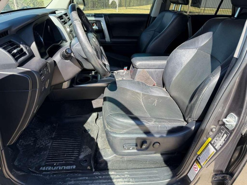 Toyota 4Runner Vehicle Full-screen Gallery Image 12
