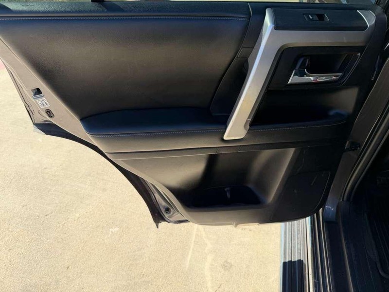 Toyota 4Runner Vehicle Full-screen Gallery Image 15