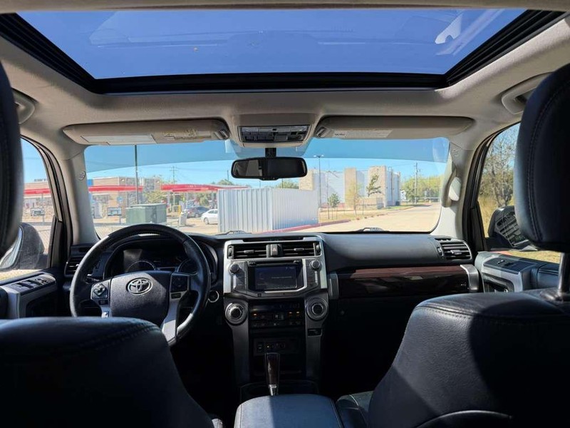 Toyota 4Runner Vehicle Full-screen Gallery Image 19
