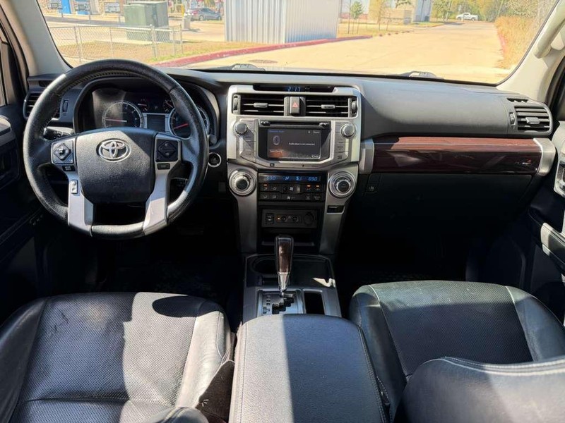 Toyota 4Runner Vehicle Full-screen Gallery Image 21