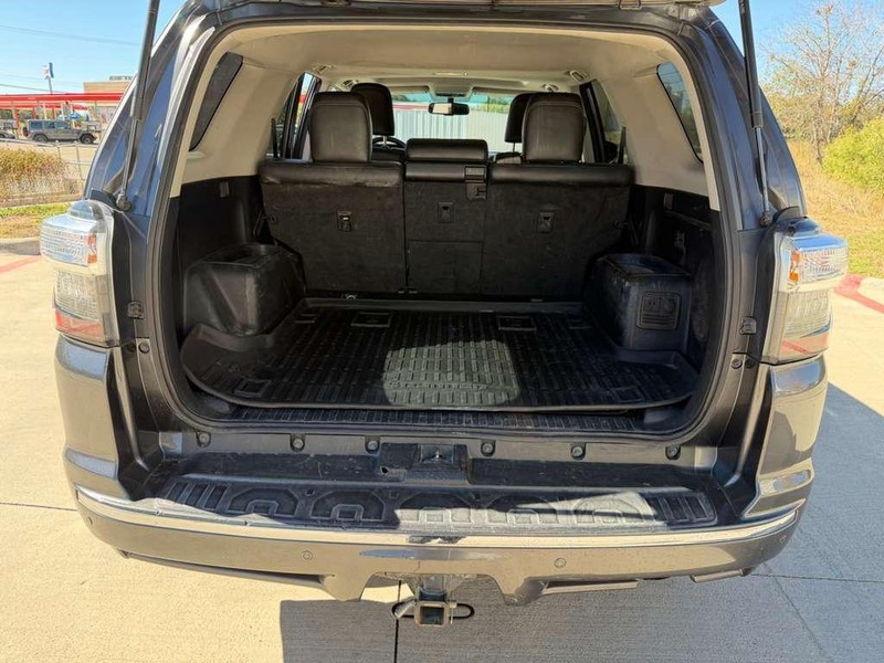 Toyota 4Runner Vehicle Full-screen Gallery Image 22