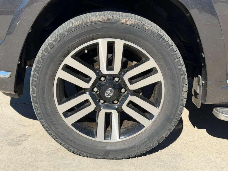 Toyota 4Runner Vehicle Full-screen Gallery Image 23