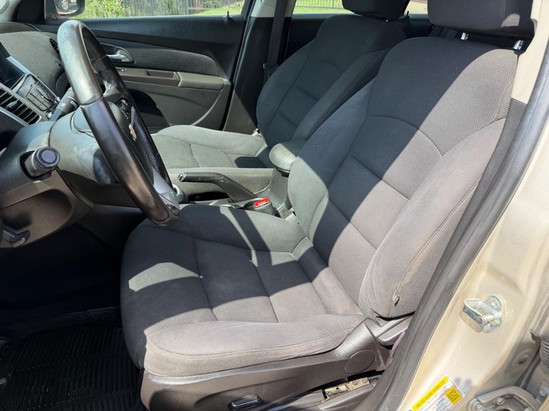 Chevrolet Cruze Vehicle Full-screen Gallery Image 12