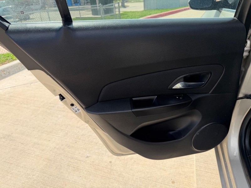 Chevrolet Cruze Vehicle Full-screen Gallery Image 16