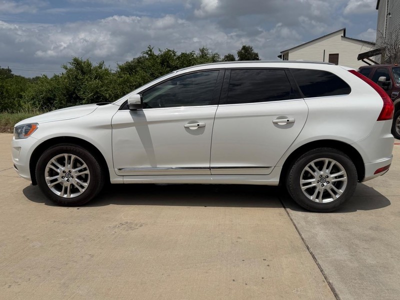 Volvo XC60 Vehicle Full-screen Gallery Image 03