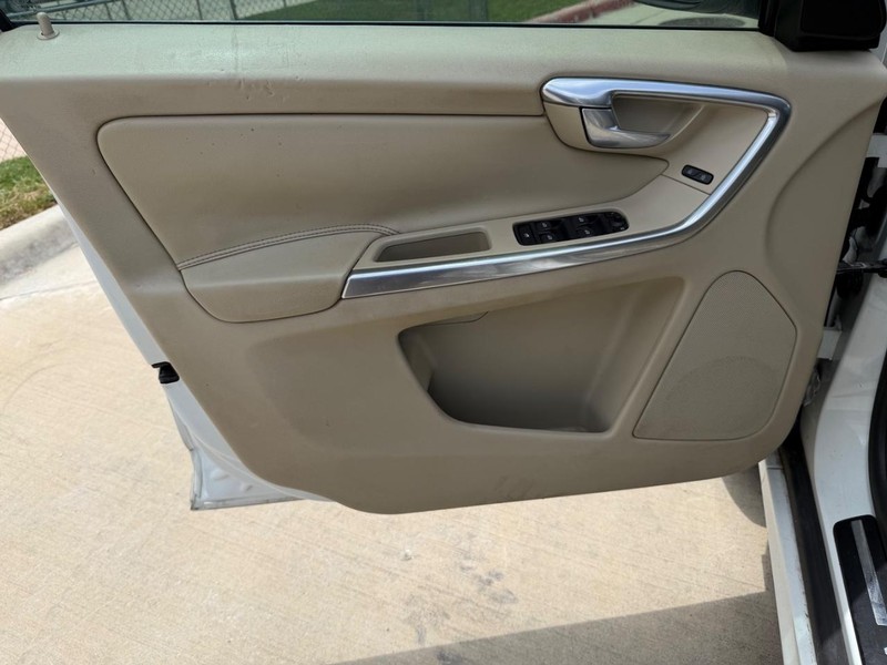 Volvo XC60 Vehicle Full-screen Gallery Image 10