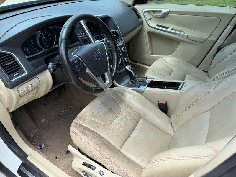 Volvo XC60 Vehicle Full-screen Gallery Image 11