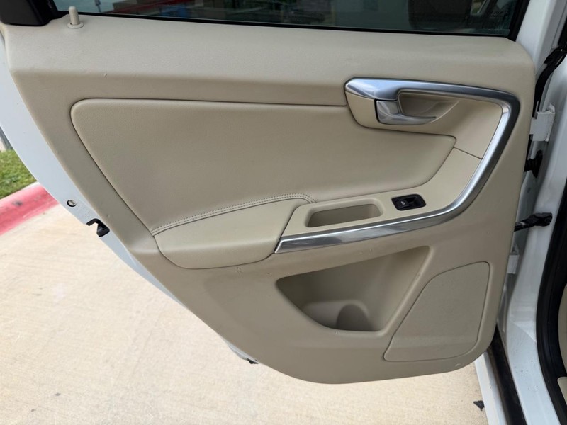 Volvo XC60 Vehicle Full-screen Gallery Image 15
