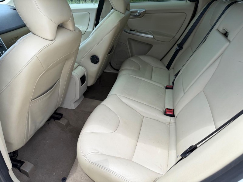 Volvo XC60 Vehicle Full-screen Gallery Image 16