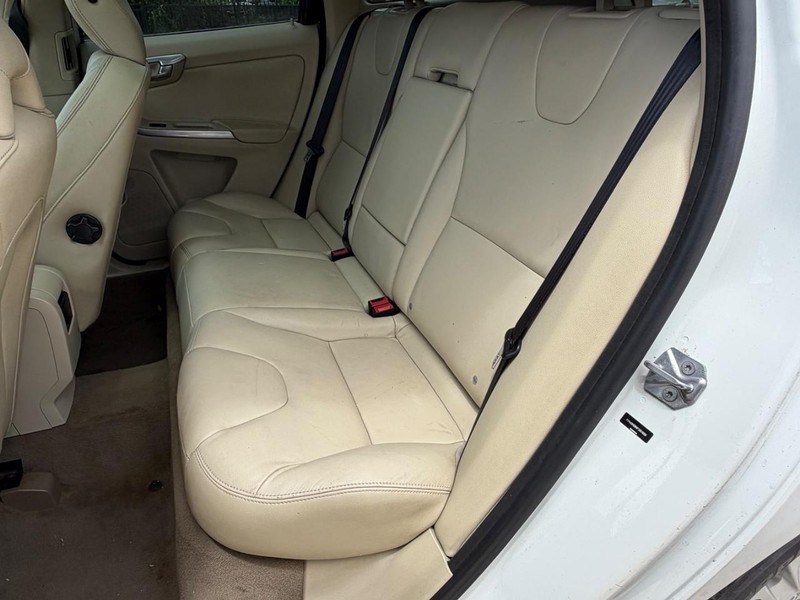 Volvo XC60 Vehicle Full-screen Gallery Image 17