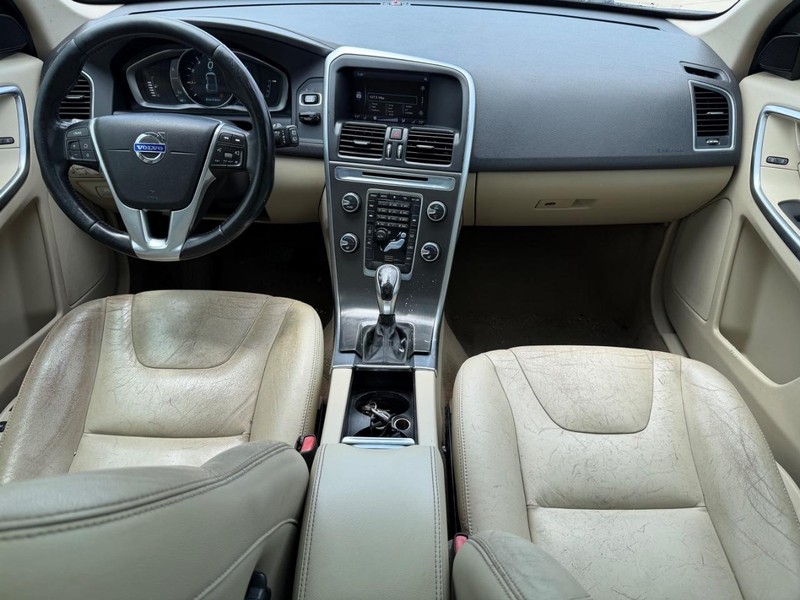 Volvo XC60 Vehicle Full-screen Gallery Image 18