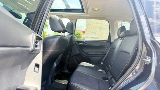 Subaru Forester Vehicle Full-screen Gallery Image 08