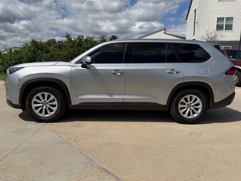 Toyota Grand Highlander Vehicle Full-screen Gallery Image 03