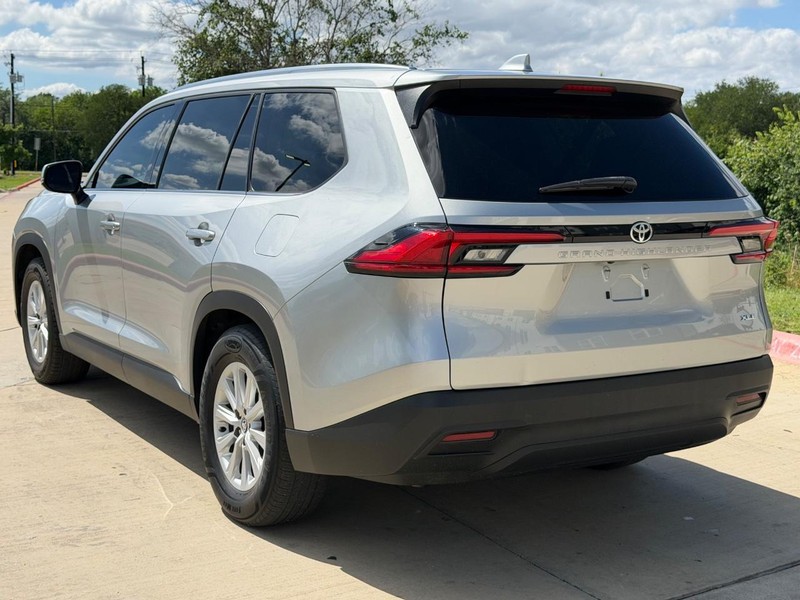 Toyota Grand Highlander Vehicle Full-screen Gallery Image 04