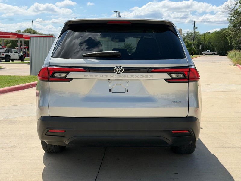Toyota Grand Highlander Vehicle Full-screen Gallery Image 05