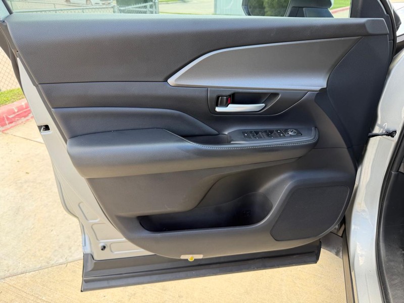 Toyota Grand Highlander Vehicle Full-screen Gallery Image 10