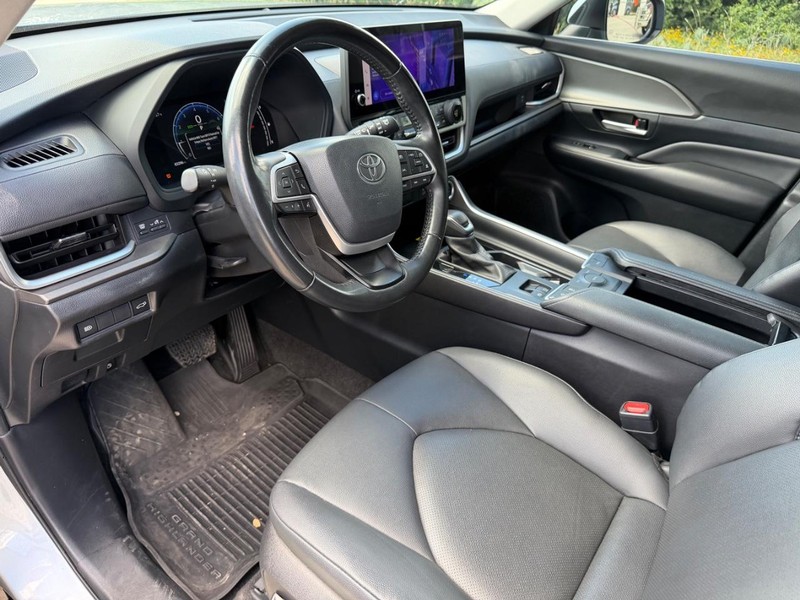 Toyota Grand Highlander Vehicle Full-screen Gallery Image 11