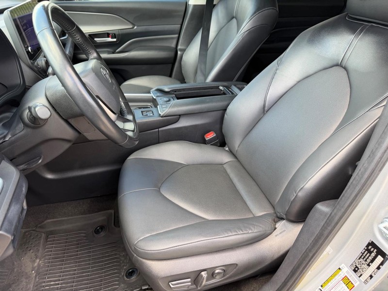 Toyota Grand Highlander Vehicle Full-screen Gallery Image 12