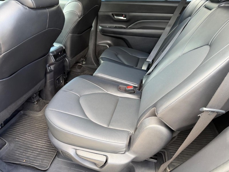 Toyota Grand Highlander Vehicle Full-screen Gallery Image 17