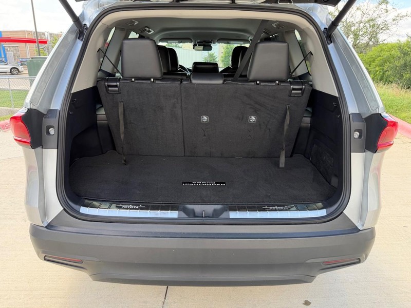 Toyota Grand Highlander Vehicle Full-screen Gallery Image 22