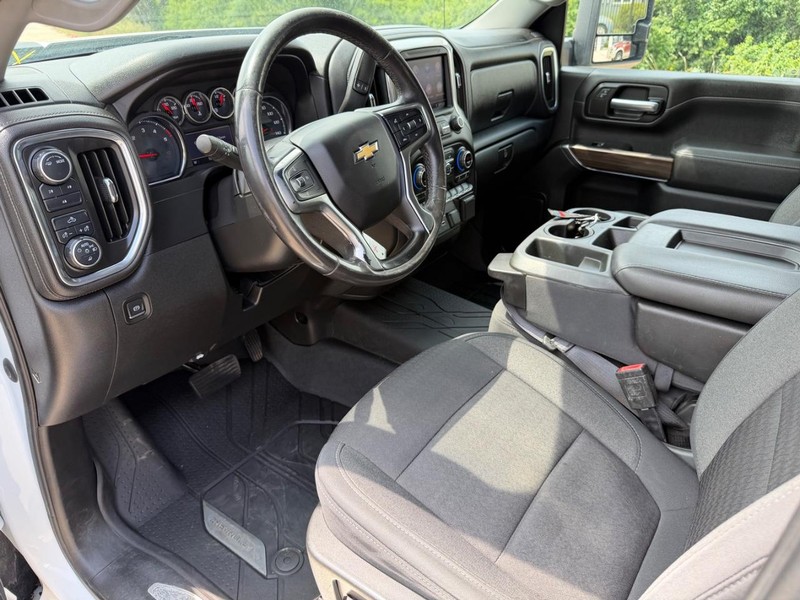 Chevrolet Silverado 2500HD Vehicle Full-screen Gallery Image 11