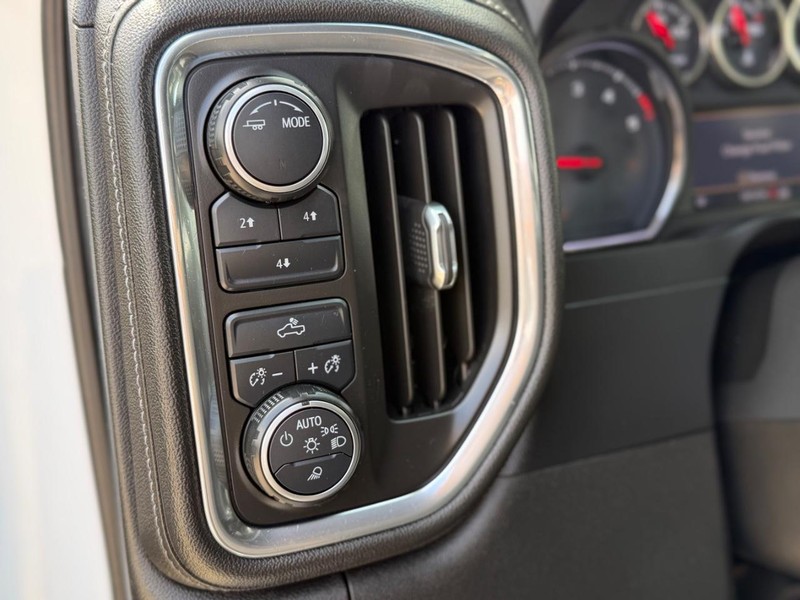 Chevrolet Silverado 2500HD Vehicle Full-screen Gallery Image 12
