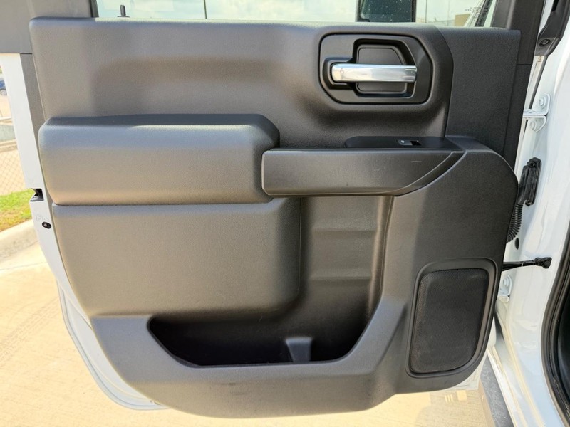 Chevrolet Silverado 2500HD Vehicle Full-screen Gallery Image 16