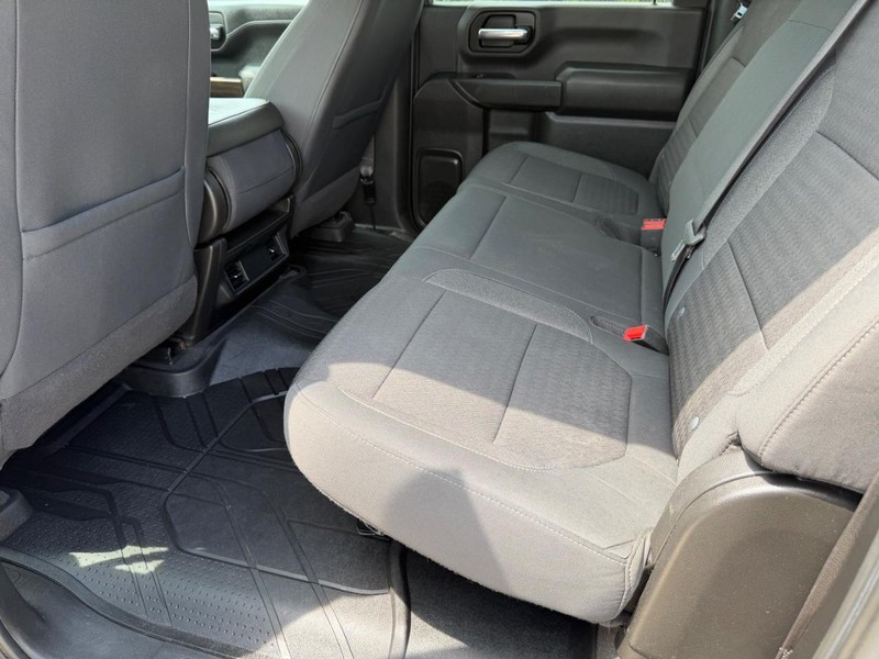 Chevrolet Silverado 2500HD Vehicle Full-screen Gallery Image 17