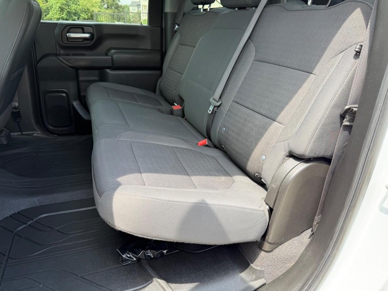Chevrolet Silverado 2500HD Vehicle Full-screen Gallery Image 18