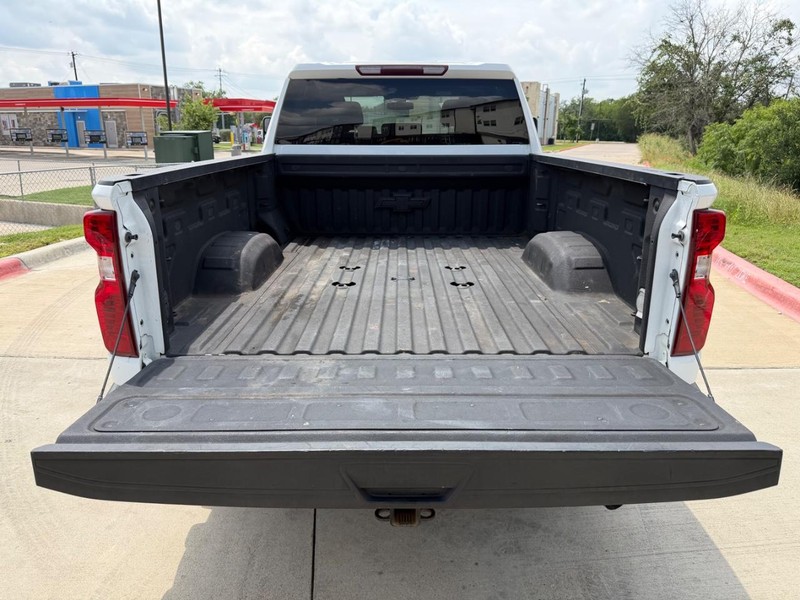 Chevrolet Silverado 2500HD Vehicle Full-screen Gallery Image 21