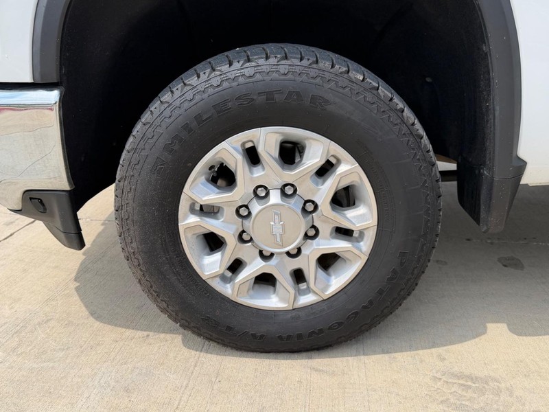 Chevrolet Silverado 2500HD Vehicle Full-screen Gallery Image 24