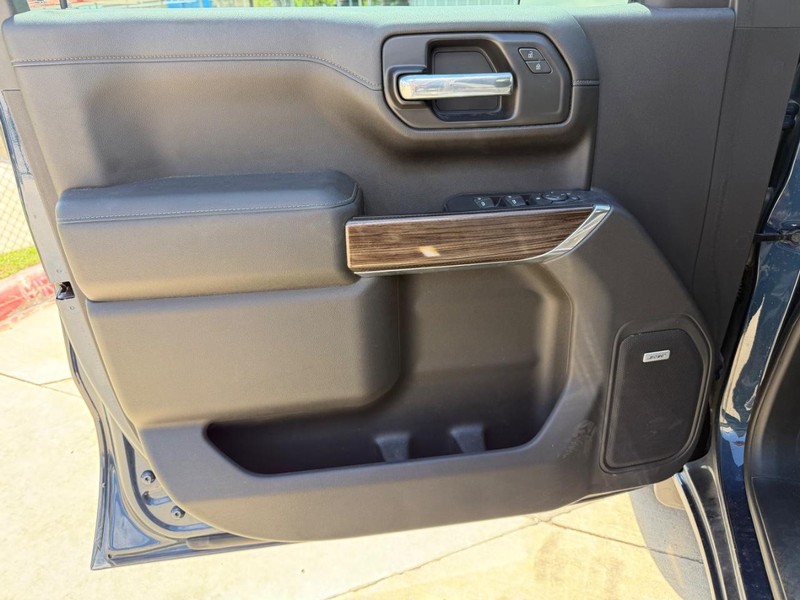 Chevrolet Silverado Vehicle Full-screen Gallery Image 10