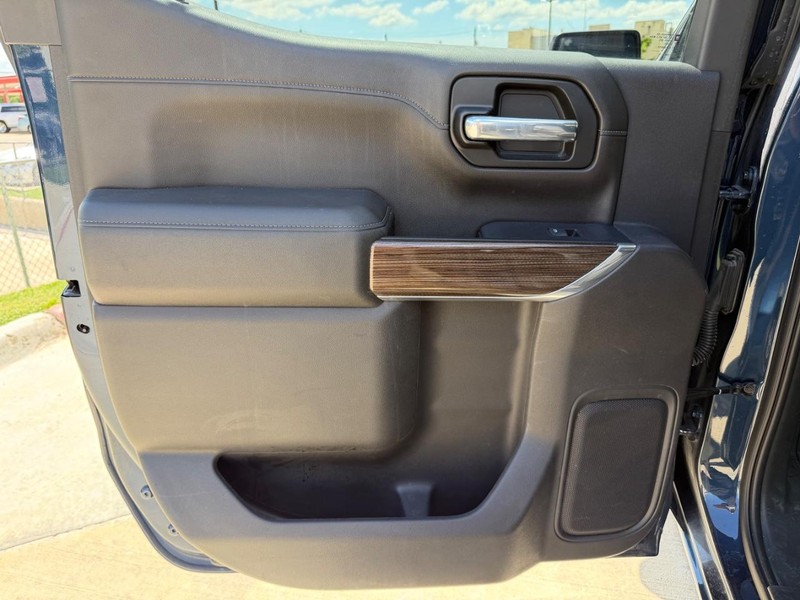 Chevrolet Silverado Vehicle Full-screen Gallery Image 16
