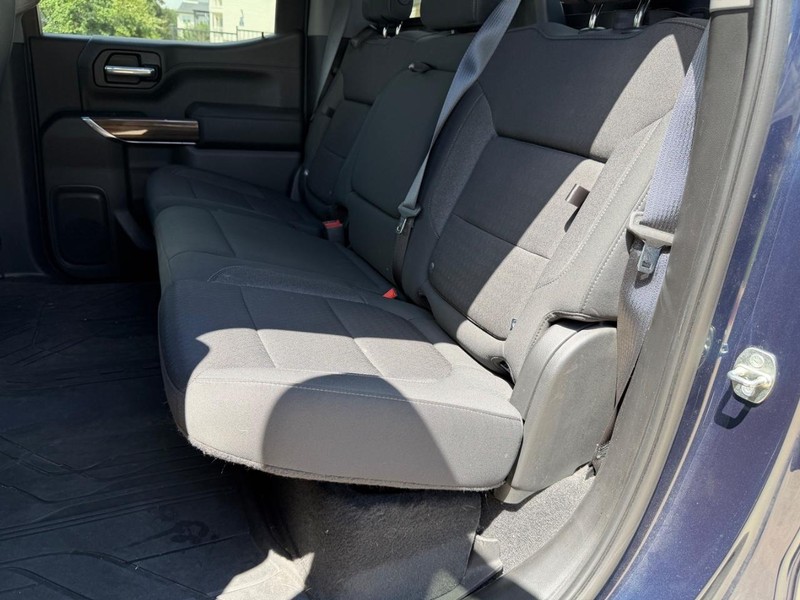 Chevrolet Silverado Vehicle Full-screen Gallery Image 18