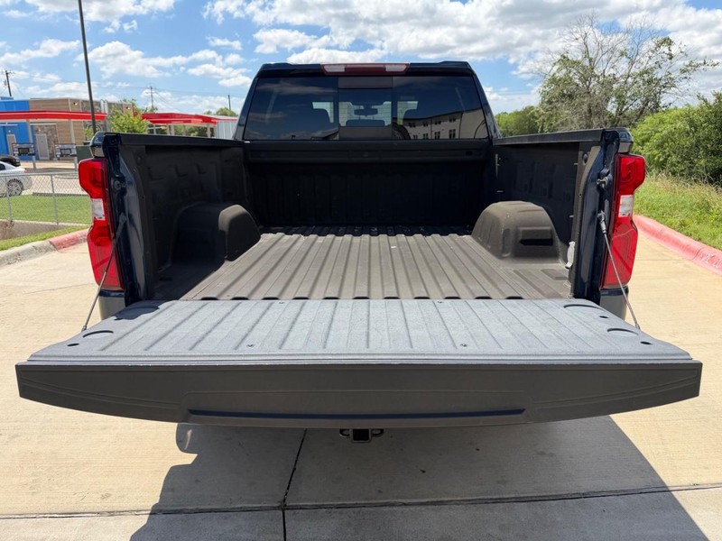 Chevrolet Silverado Vehicle Full-screen Gallery Image 21