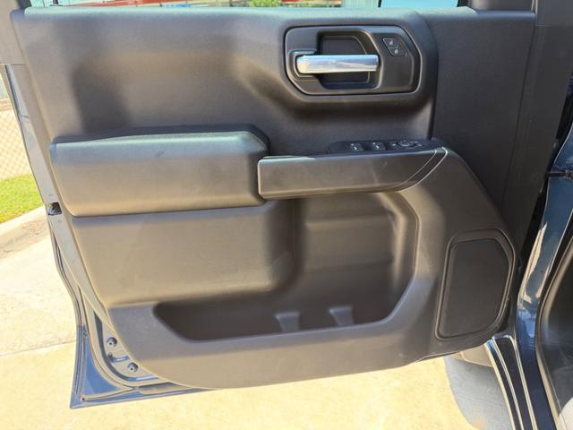 Chevrolet Silverado Vehicle Full-screen Gallery Image 10
