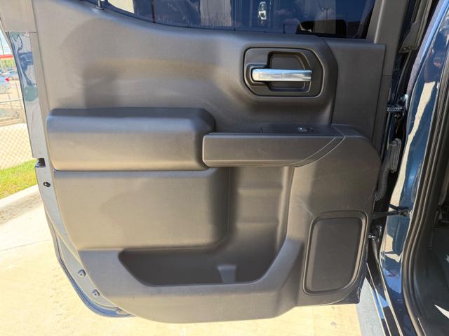 Chevrolet Silverado Vehicle Full-screen Gallery Image 15