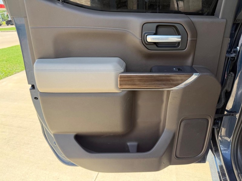 Chevrolet Silverado 1500 Vehicle Full-screen Gallery Image 16