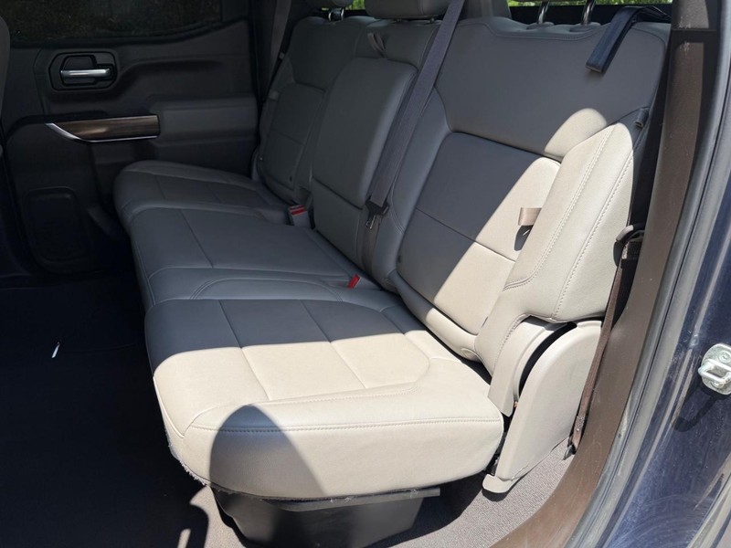 Chevrolet Silverado 1500 Vehicle Full-screen Gallery Image 18