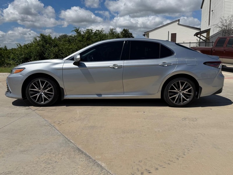 Toyota Camry Vehicle Full-screen Gallery Image 04