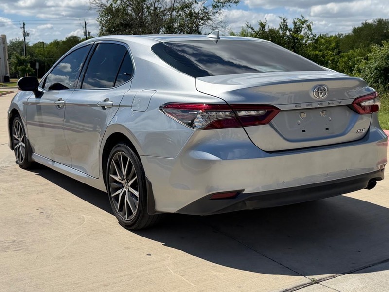 Toyota Camry Vehicle Full-screen Gallery Image 05