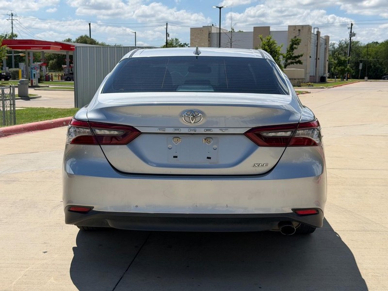 Toyota Camry Vehicle Full-screen Gallery Image 06